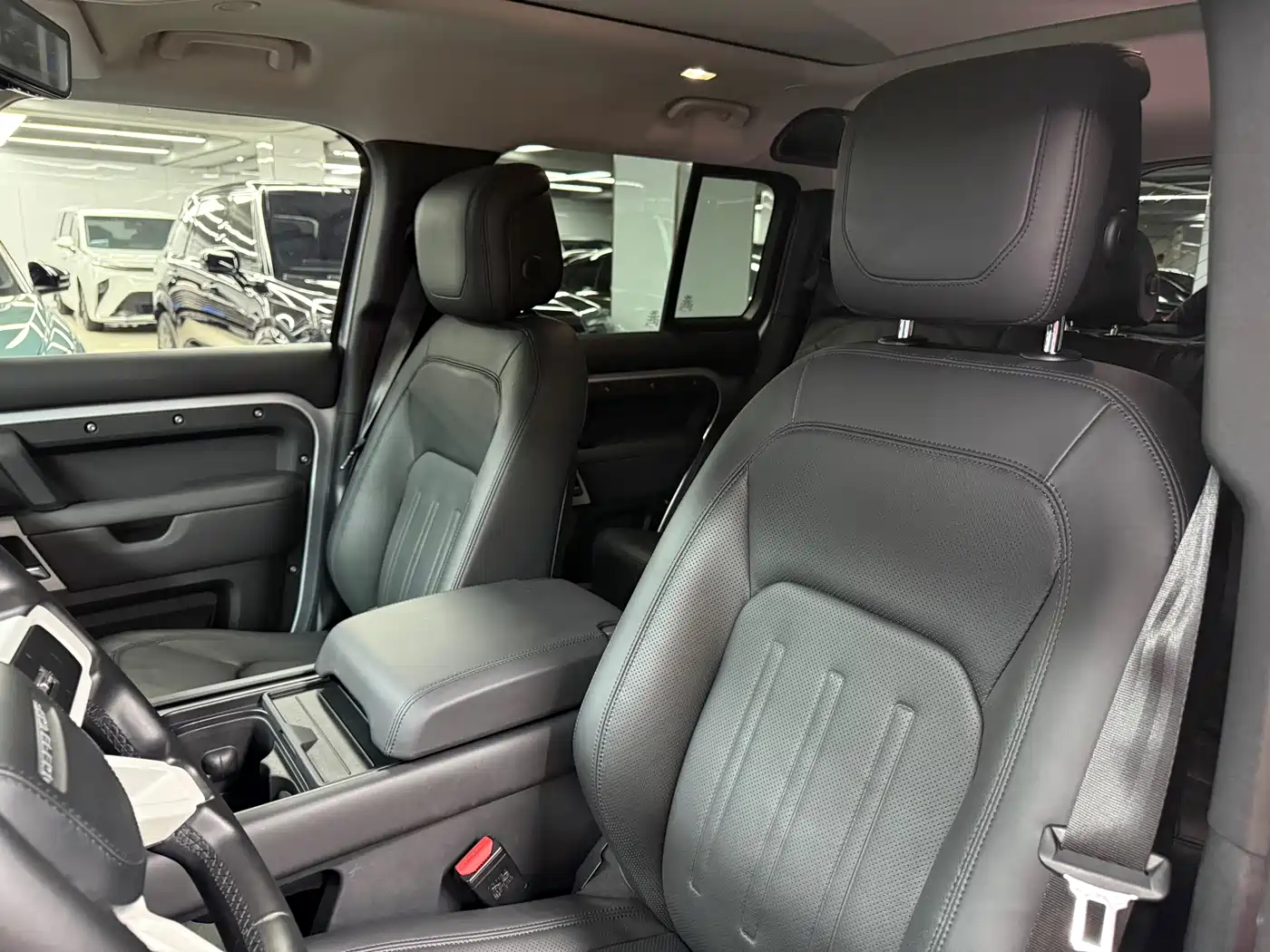 Photo 10 - Land Rover Defender