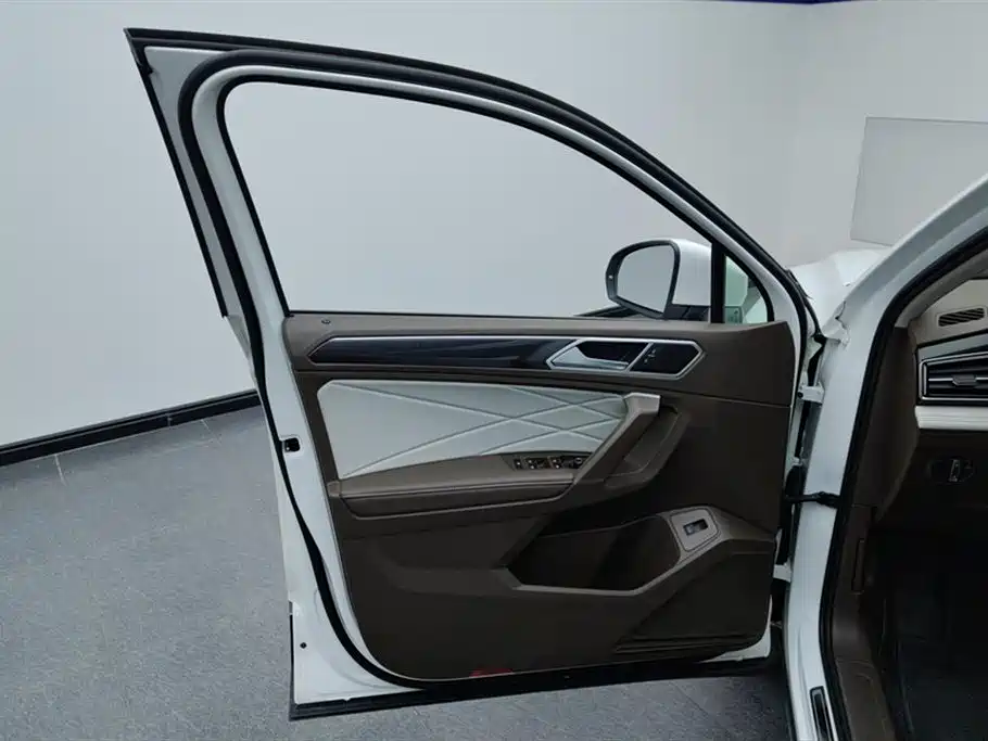 Volkswagen Tiguan L 2023 330TSI Auto 2WD Smart Edition фото 7