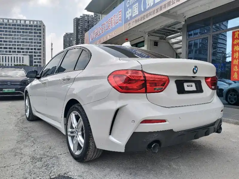 BMW 1 Series 2022 120i M Sport Shadow Edition фото 7