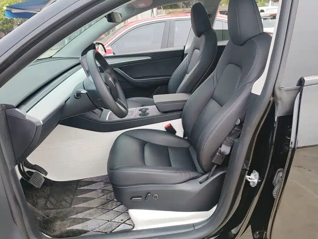Photo 15 - Tesla Model Y