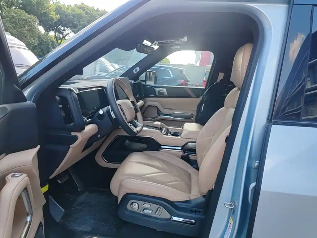 Fang Cheng Bao Leopard 8 2026 2025 Zhiyong Flagship 6-Seater