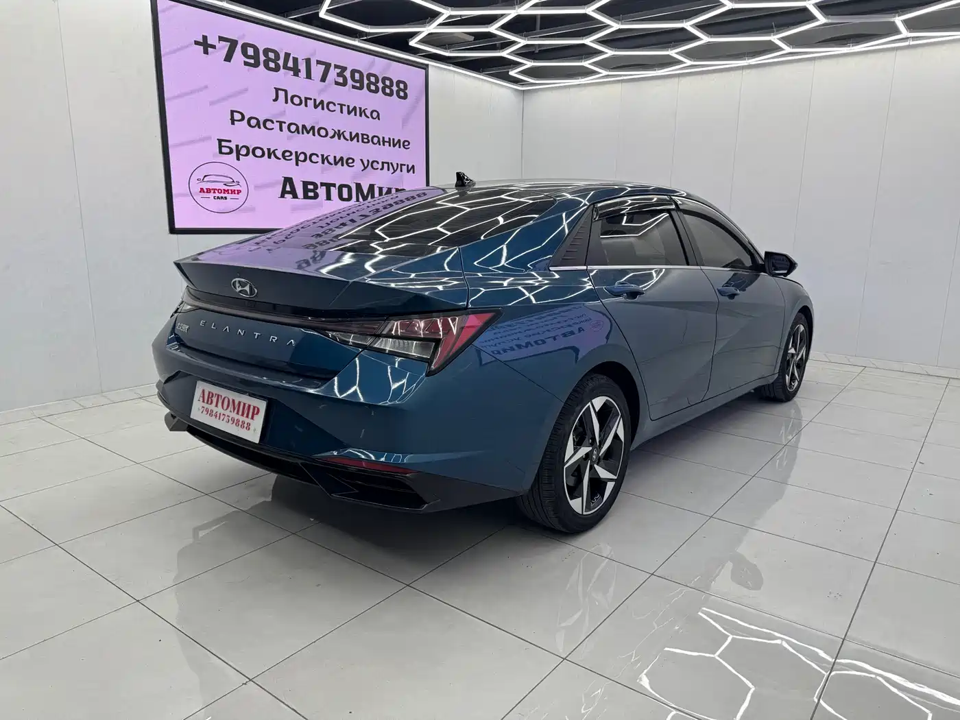 Hyundai Elantra 2022 1.5L CVT LUX Premium Edition фото 9