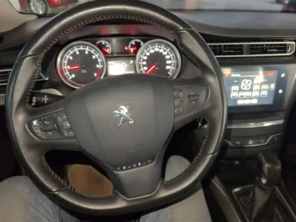 Peugeot 408 2015 Model 1.2T Automatic Luxury Edition фото 3