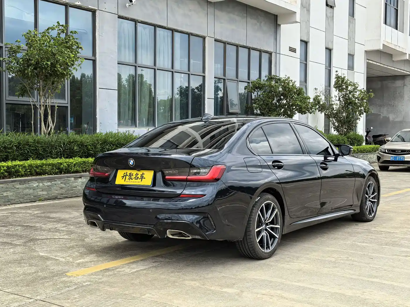 Photo 9 - BMW 3 Series