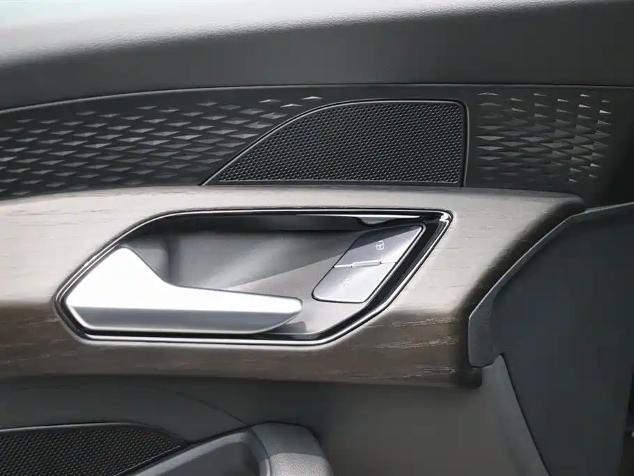 Audi Q6 2024 40 TFSI quattro Cloud View Yulin Package 7-seater фото 12