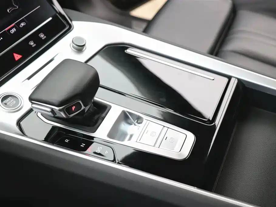 Audi Q6 2024 40 TFSI quattro Cloud View Yulin Package 7-seater фото 14