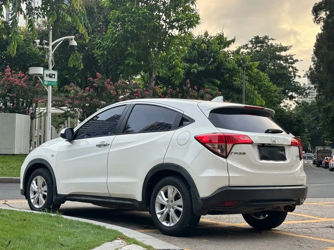 Honda Vezel 2015 2015 1.8L CVT FWD Elite