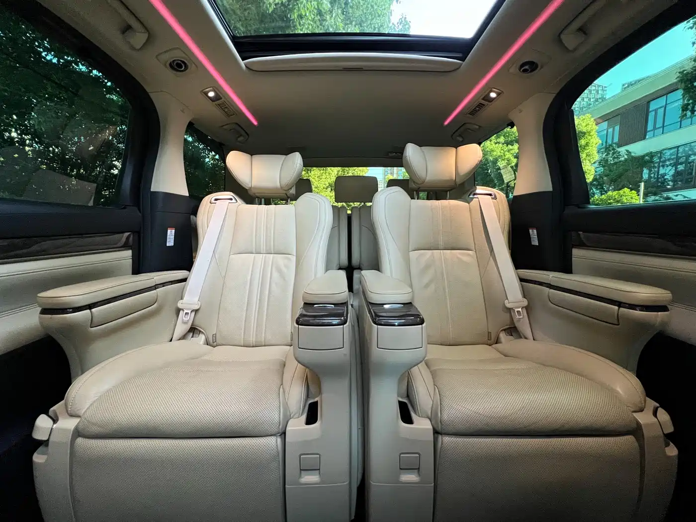 Toyota Vellfire 2019 Hybrid 2.5L HV Premium Edition фото 10