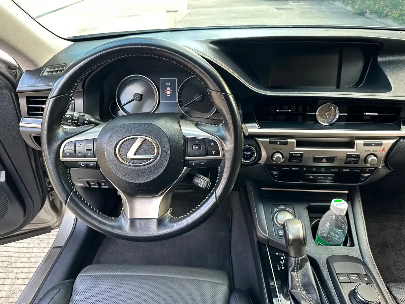 Photo 11 - Lexus ES