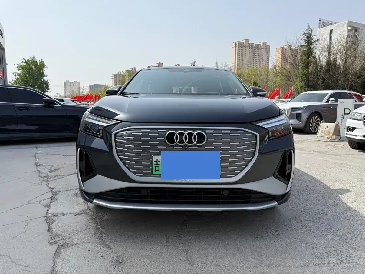 AUDI Q4 E TRON