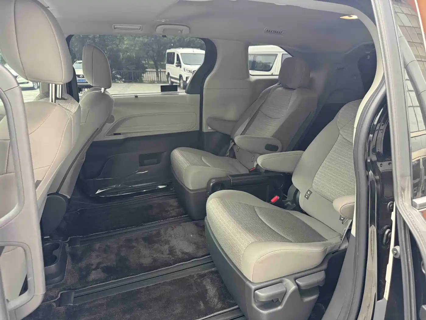 Toyota Sienna 2023 2.5L Hybrid Comfort Edition фото 8