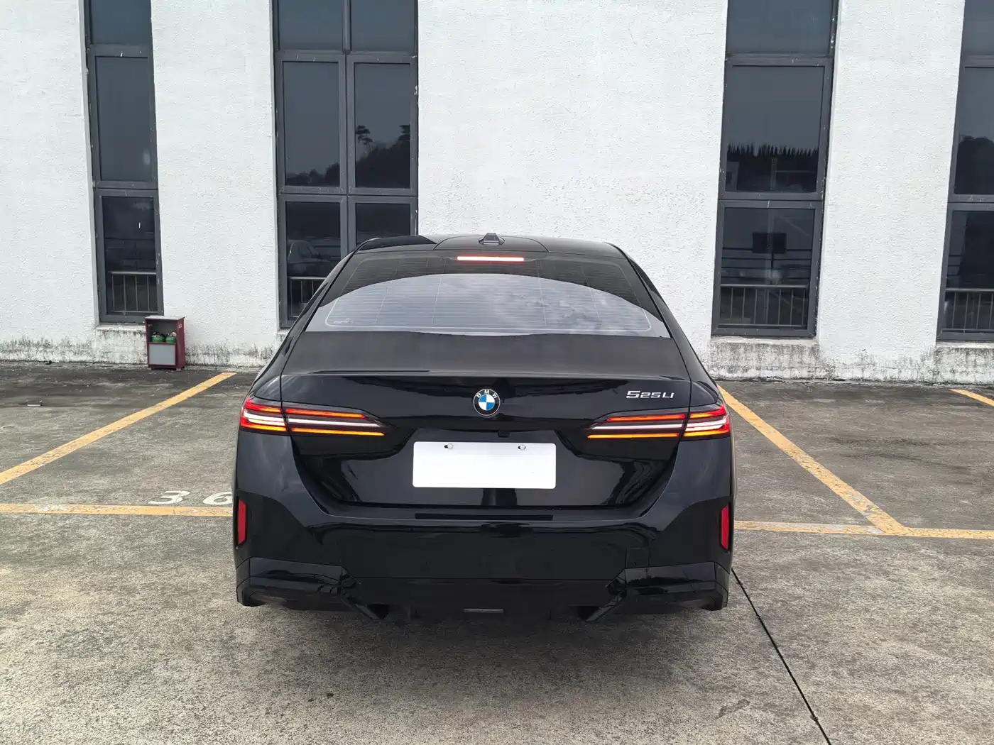 BMW 5 Series 2026 525Li M Sport Package фото 10