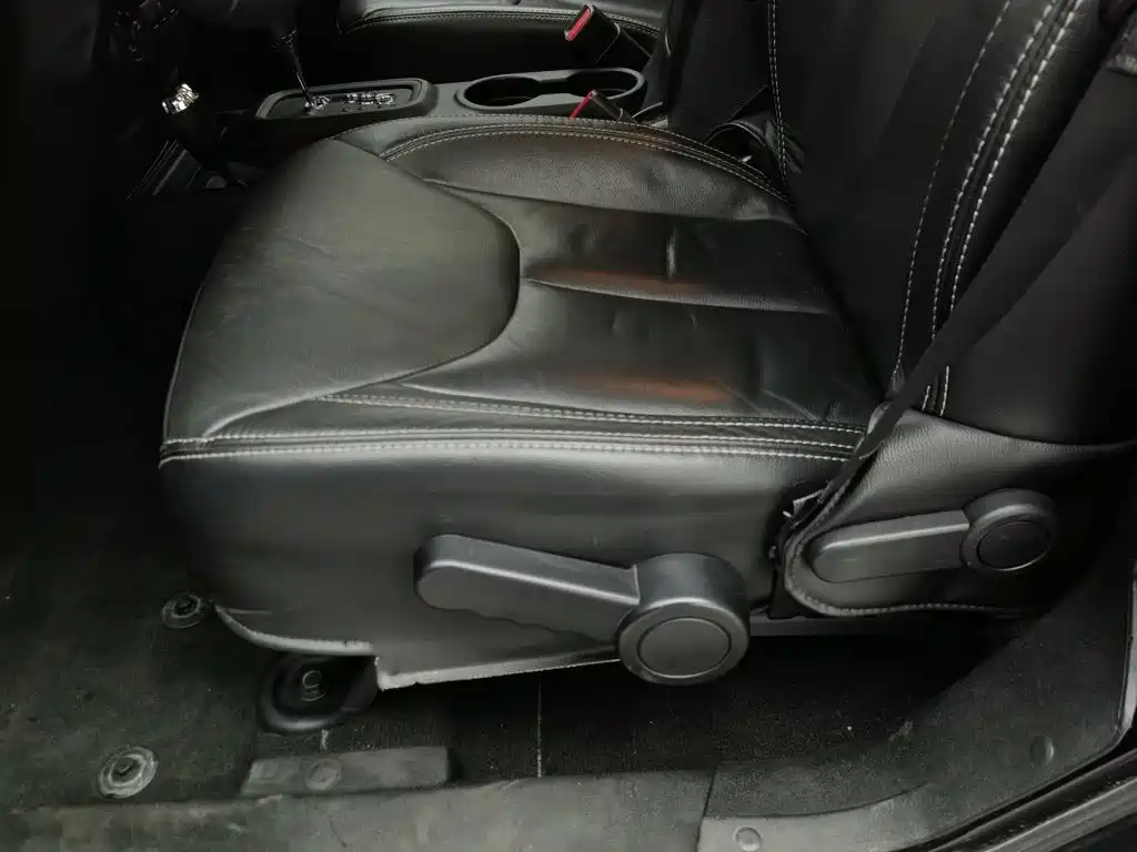 Photo 20 - Jeep Wrangler