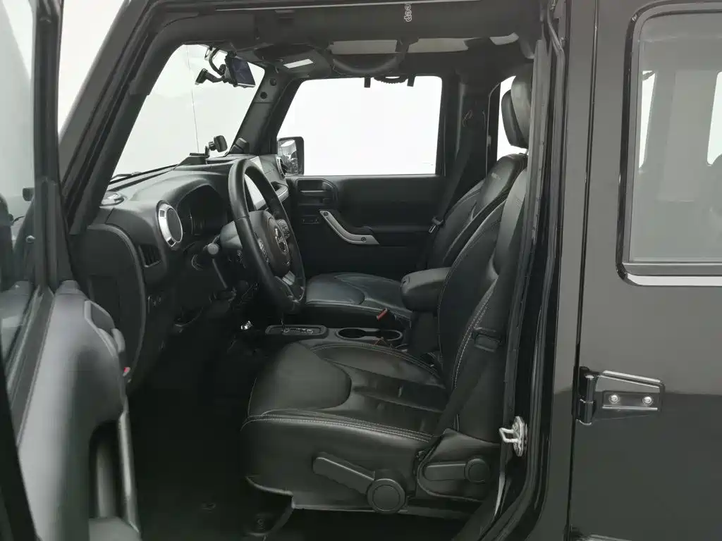 Photo 10 - Jeep Wrangler