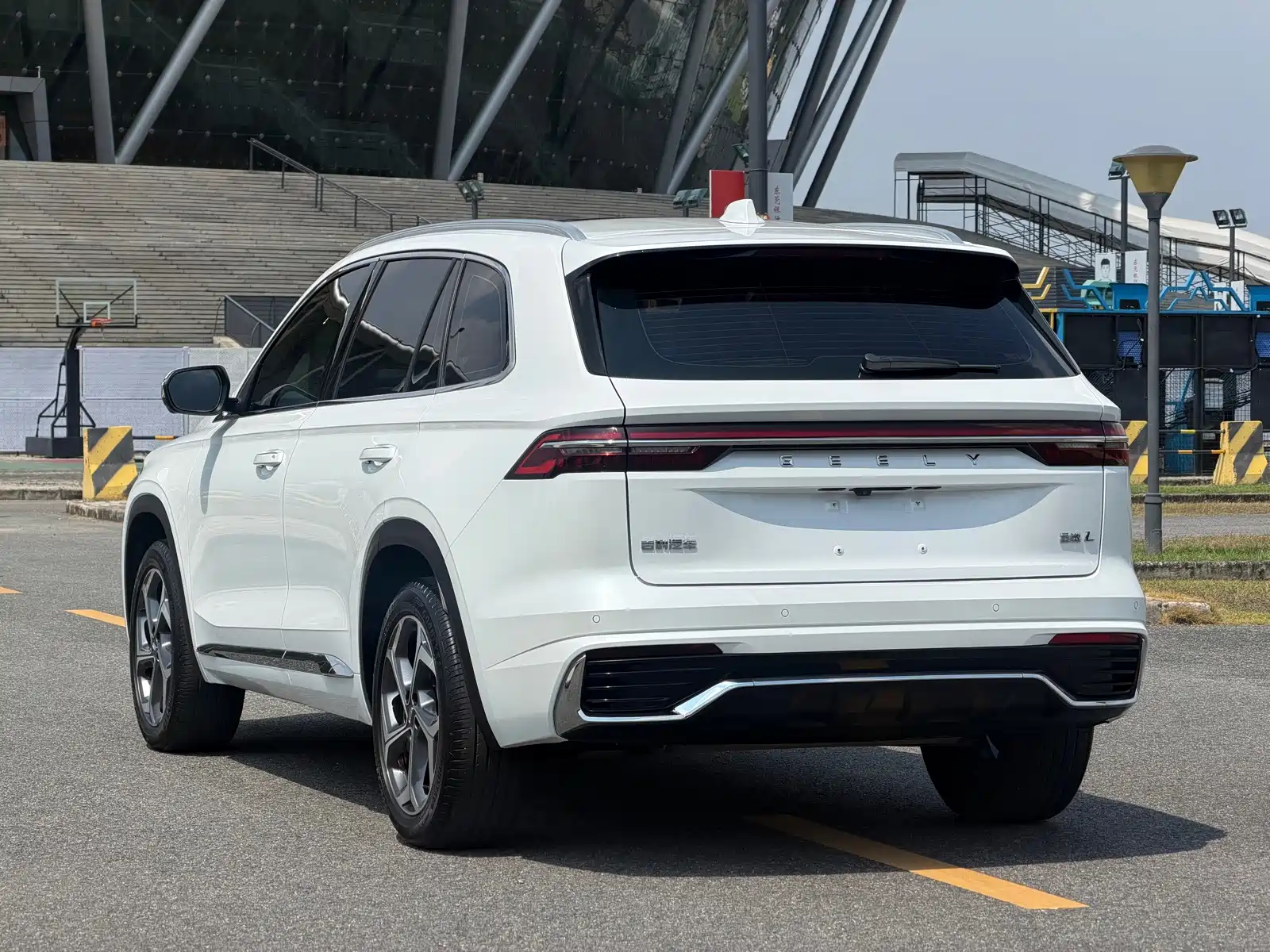 Фото 34 - Geely Monjaro