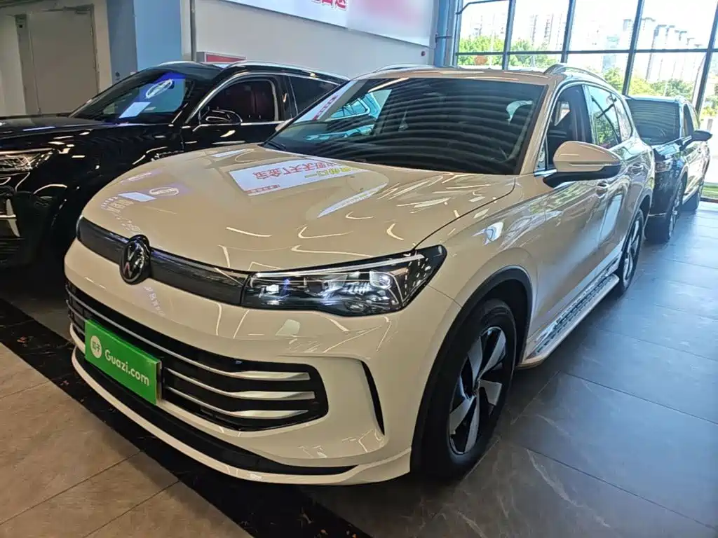 Photo 2 - Volkswagen Tiguan L