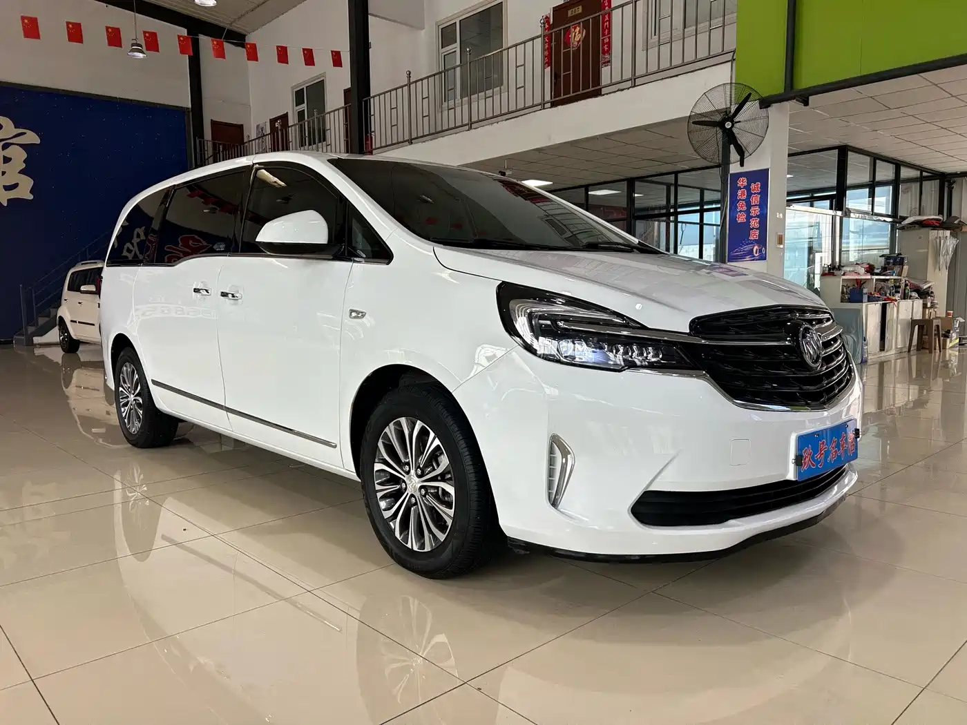 Photo 3 - Buick GL8