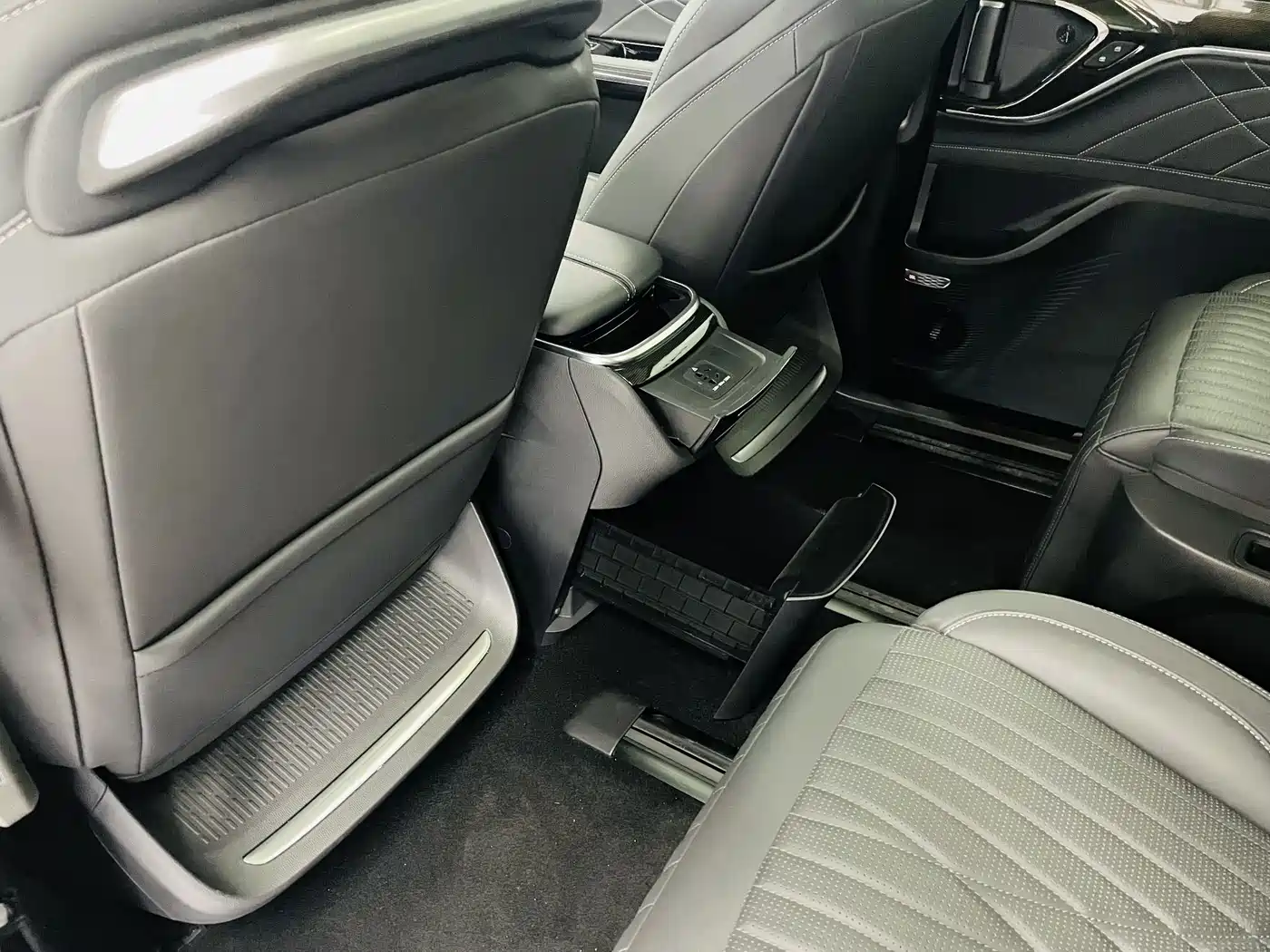 SAIC Maxus Dajia 9 2025 Long Range Forest 6-seater Edition фото 11