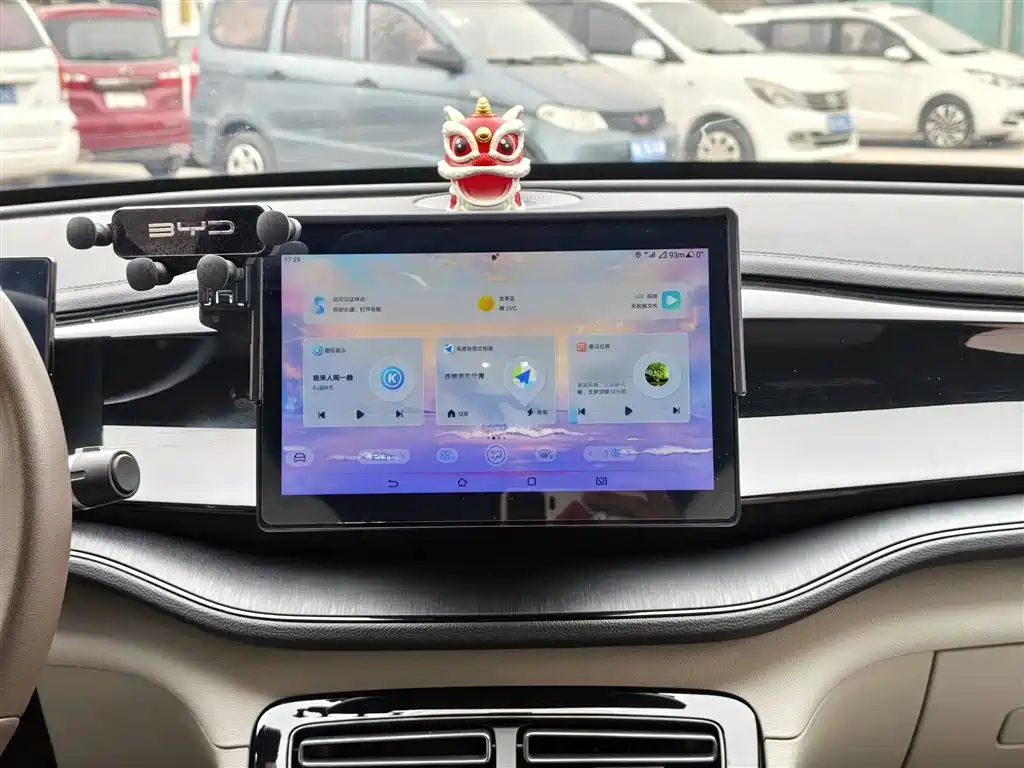 BYD Qin PLUS 2024 Glory Edition DM-i 55KM Leading фото 5