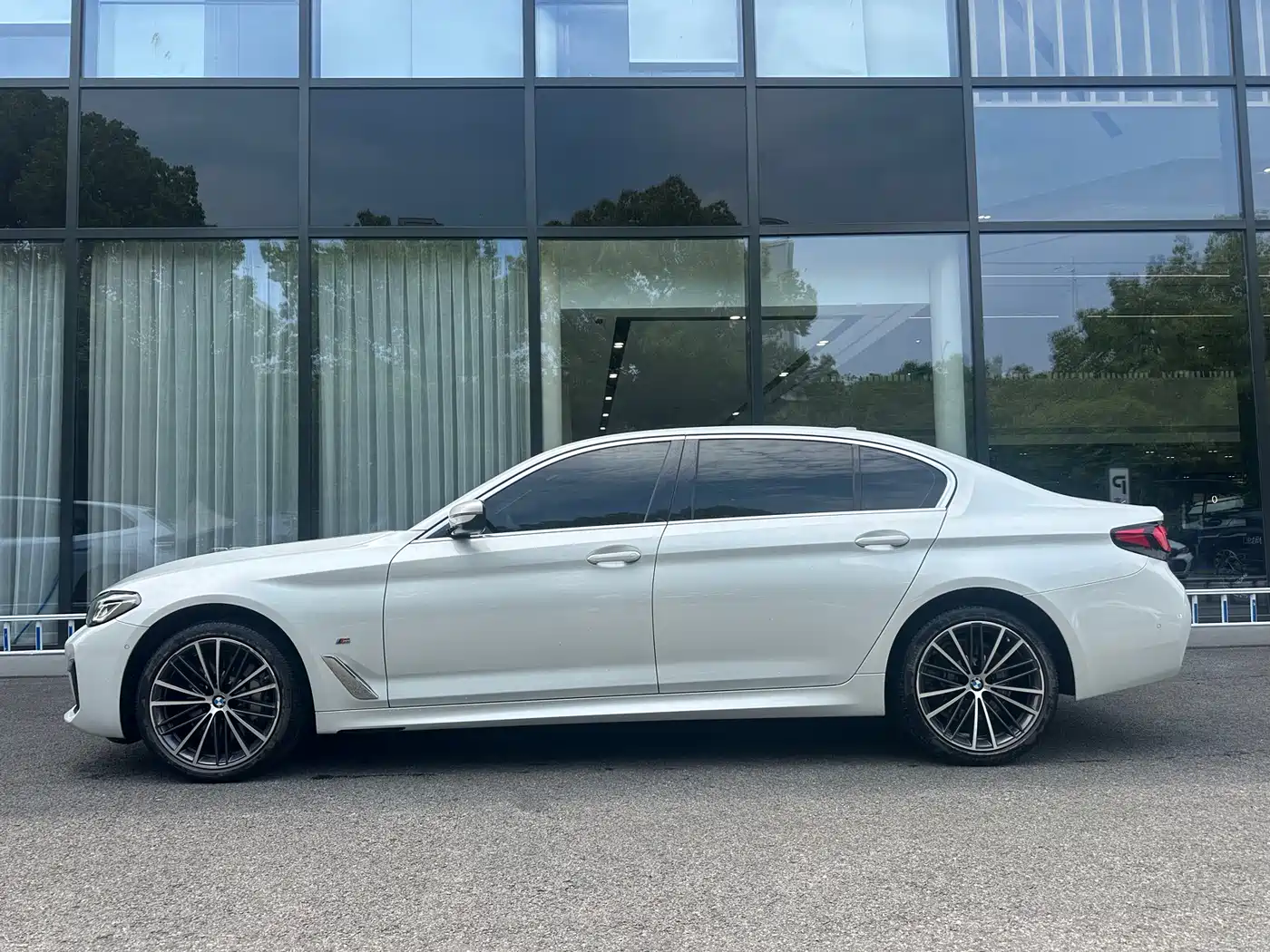 BMW 5 Series 2022 530Li Leading M Sport Package фото 2