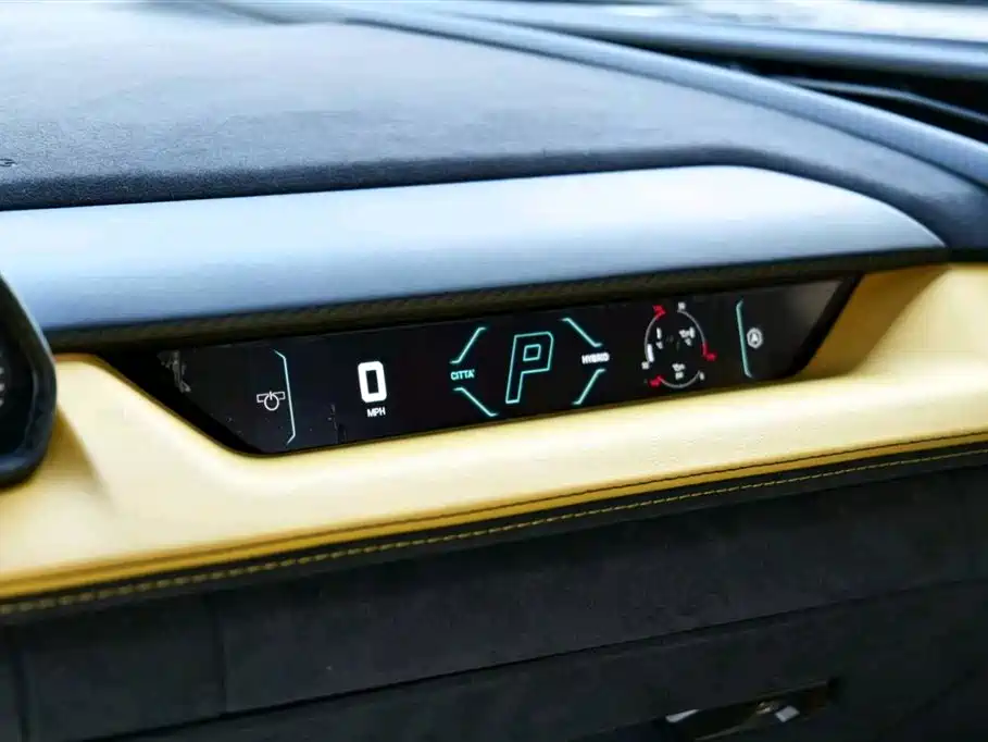 LAMBORGHINI REVUELTO