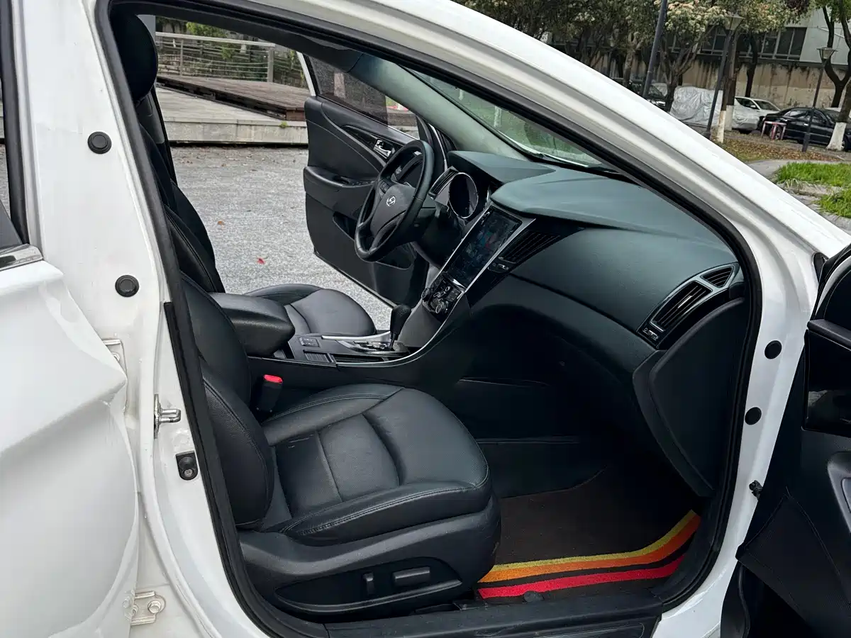 Hyundai Sonata 2014 2.0L Automatic Premium Edition фото 13
