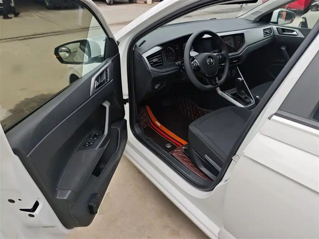 Volkswagen Polo 2019 Plus 1.5L Automatic Panorama Enjoyment Edition фото 12