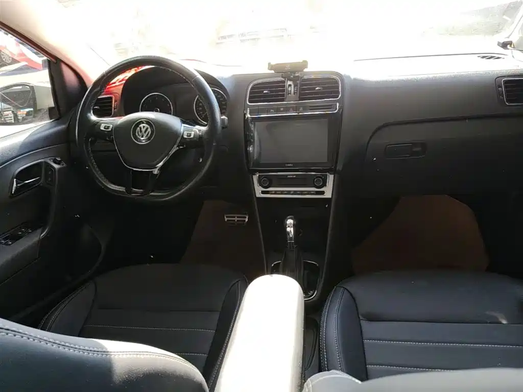 Volkswagen Polo 2016 1.6L Cross Polo Automatic фото 10