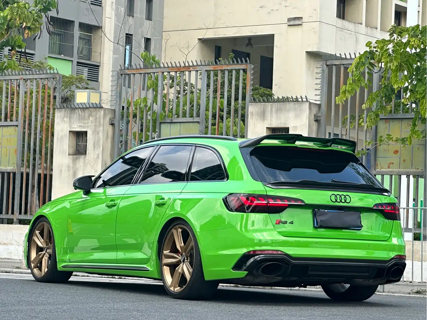 Audi RS 4 2023 Model RS4 Avant Dark Gold Edition фото 4