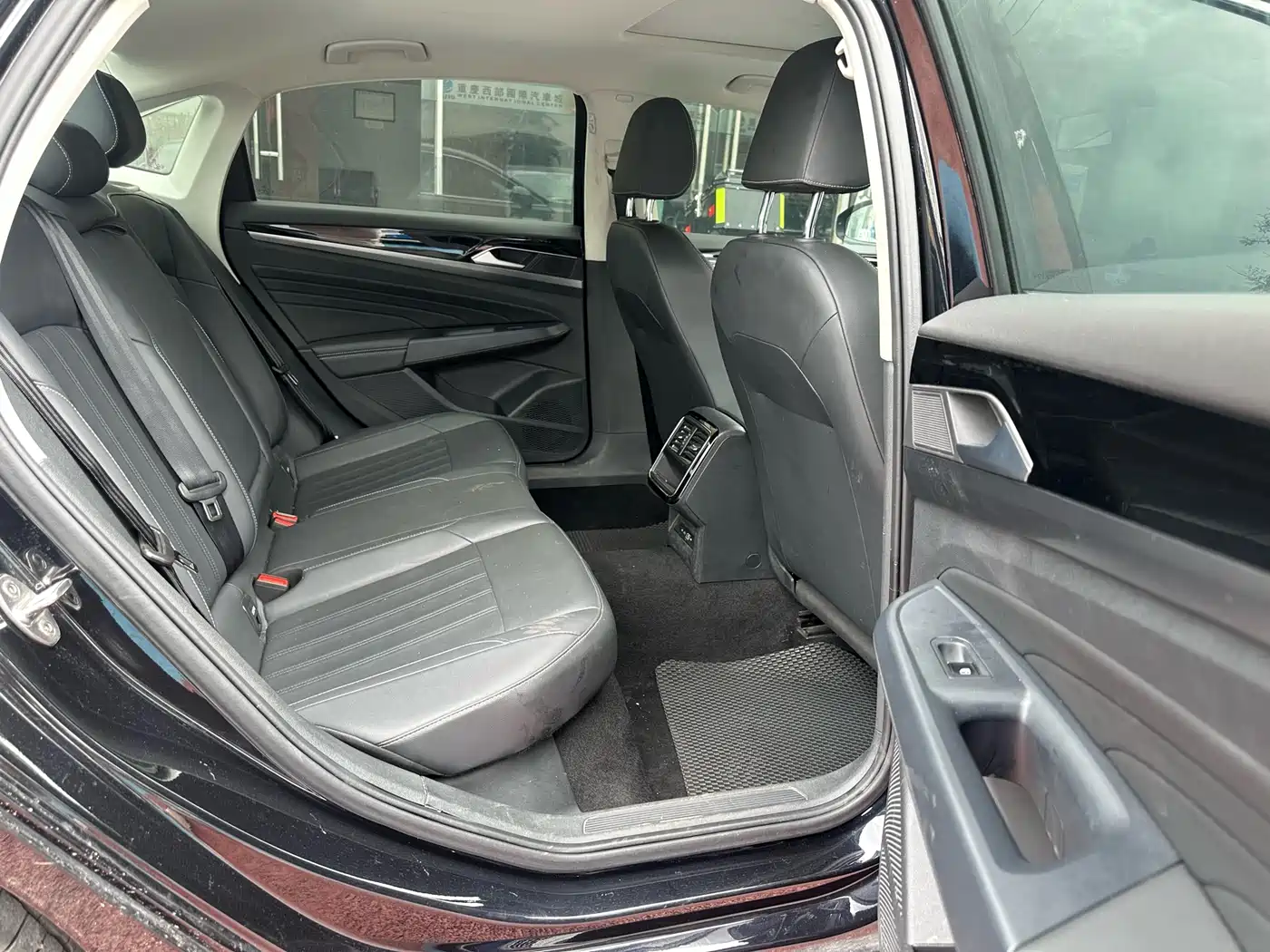 Volkswagen Passat 2025 Outstanding 280TSI Business Edition фото 12