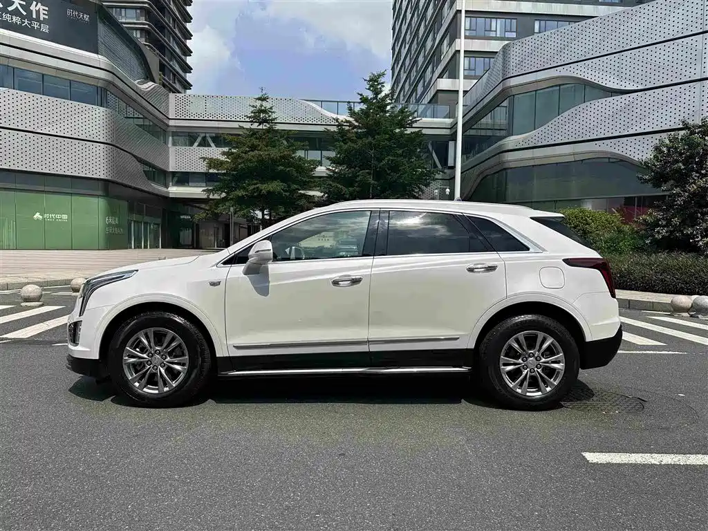 Photo 10 - Cadillac XT5