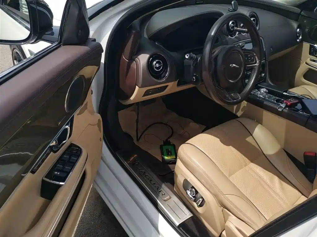 JAGUAR XJ