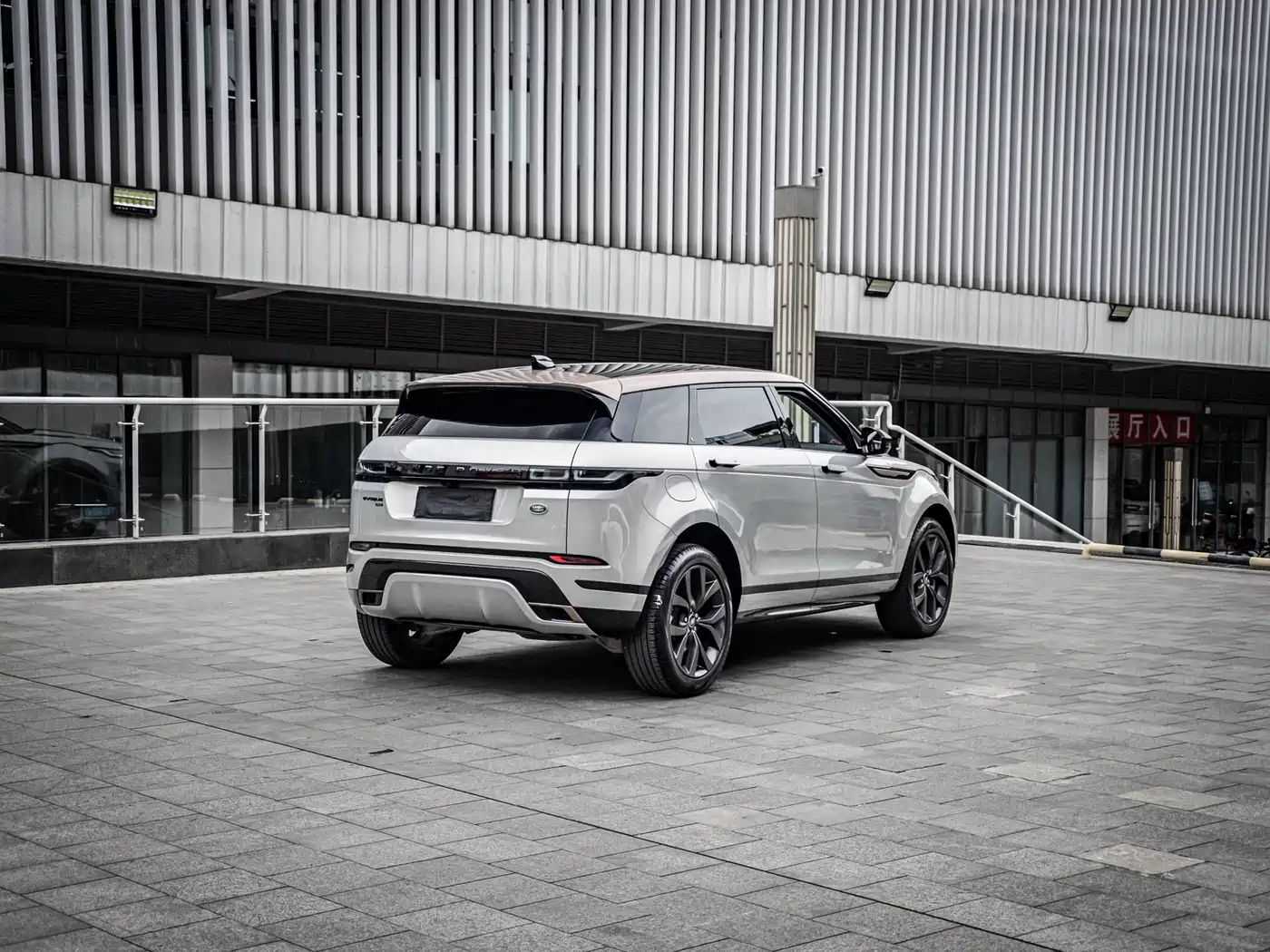 Land Rover Range Rover Evoque 2023 Range Rover Evoque L 249PS Corinthian Bronze Special Edition фото 4