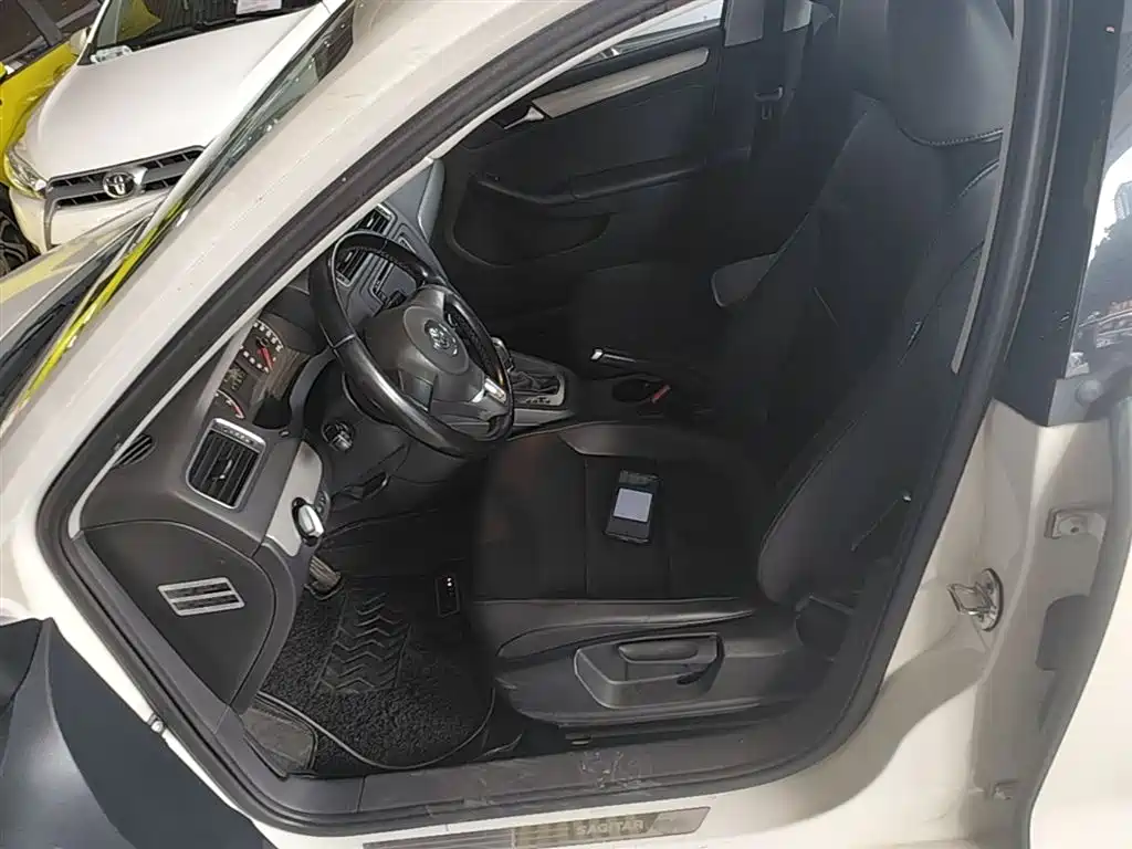 Volkswagen Sagitar 2014 Facelift 1.6L Automatic Comfort фото 15