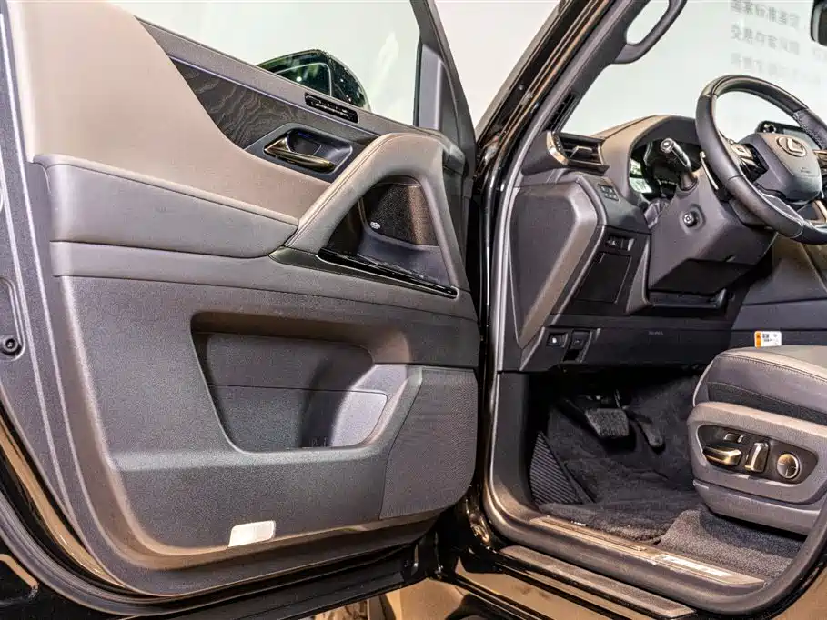 Lexus LX 2025 700h OVERTRAIL Frontier Edition фото 7
