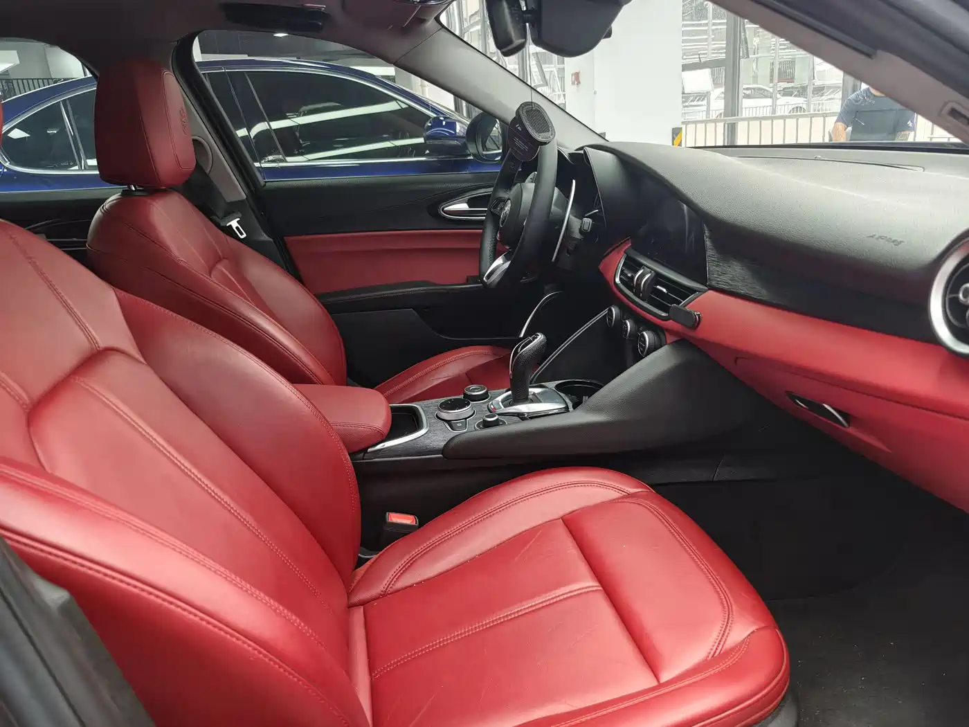 Alfa Romeo Giulia 2020 2.0T 280HP Luxury Edition фото 5