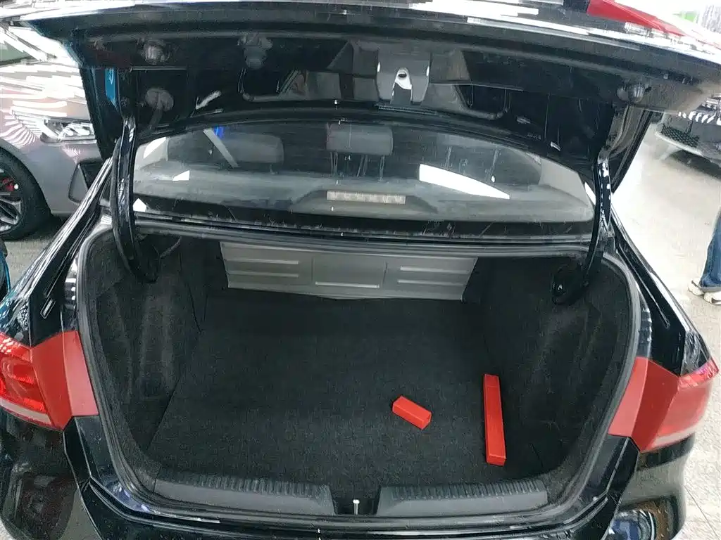 Volkswagen Santana 2015 1.6L Manual Trend Edition фото 15