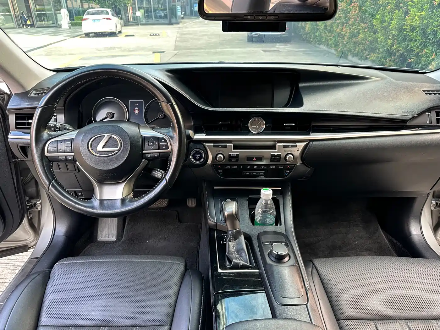 Photo 10 - Lexus ES