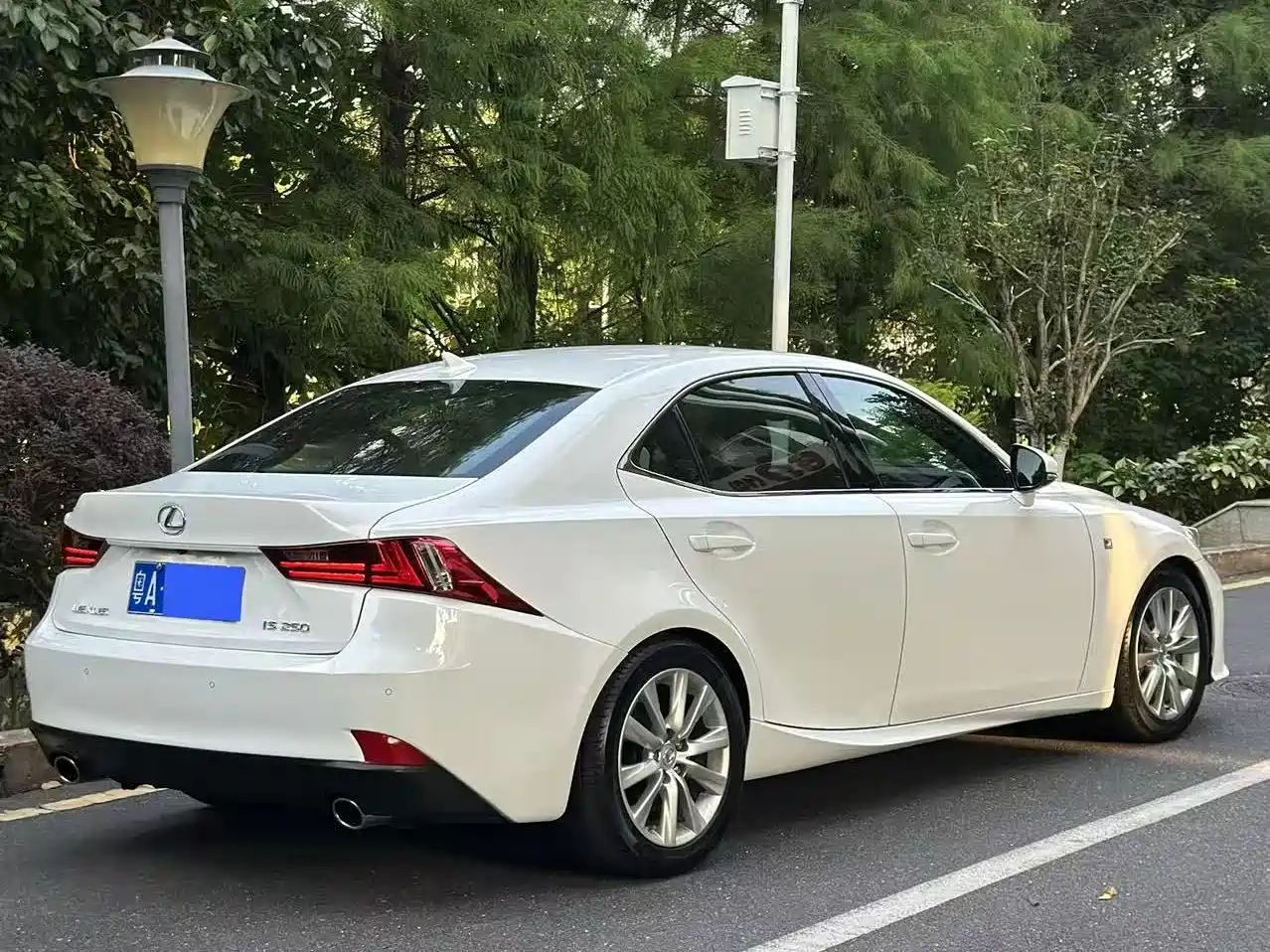 Photo 16 - Lexus IS