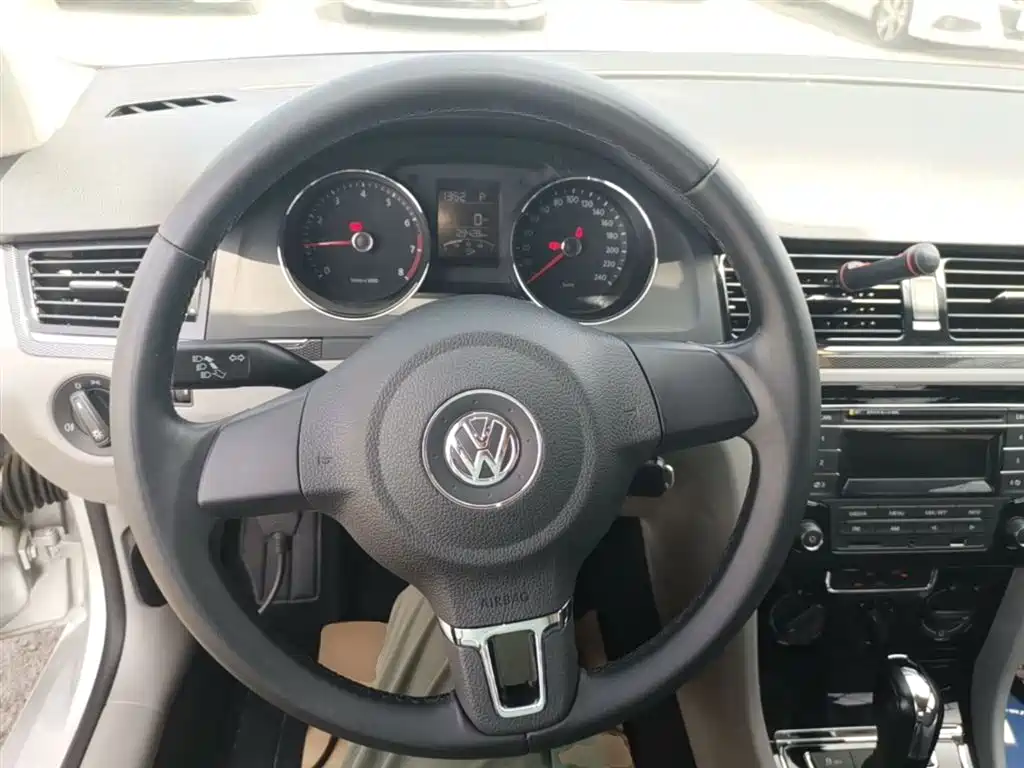 Volkswagen Bora 2014 1.6L Automatic Fashion Edition фото 11