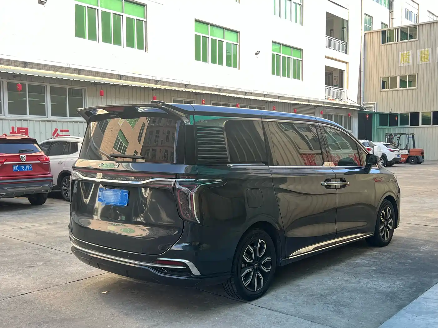 Hongqi HQ9 2023 2.0T Smart Connect Flag Smooth Edition фото 3