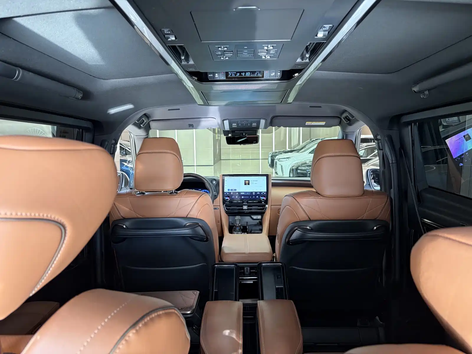 Фото 23 - Toyota Vellfire