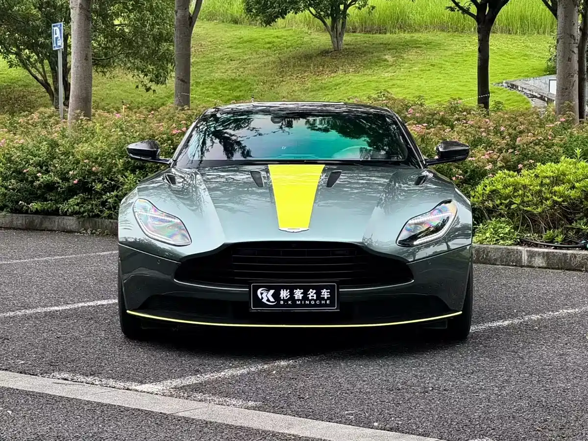 Фото 2 - Aston Martin DB11