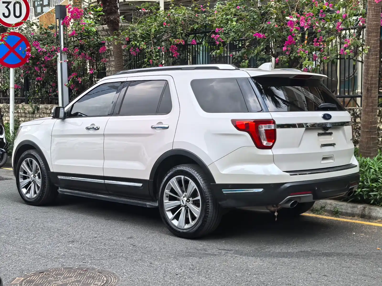 Photo 8 - Ford Explorer (Import)