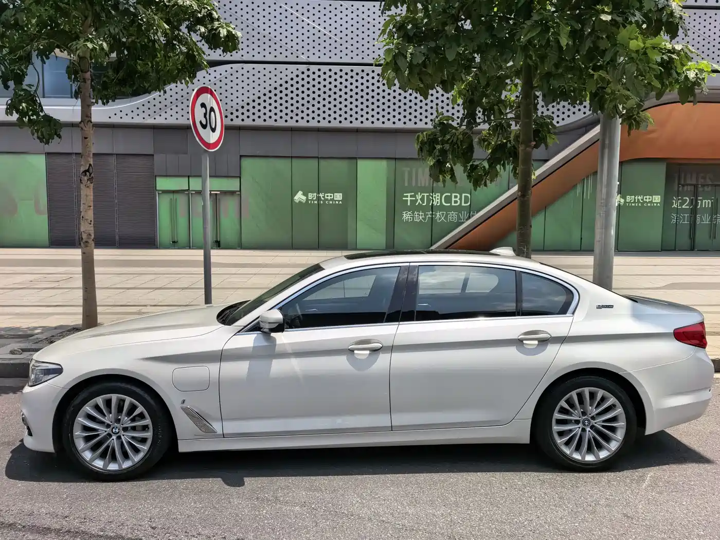 BMW 5 Series New Energy 2019 530Le Luxury Package фото 8