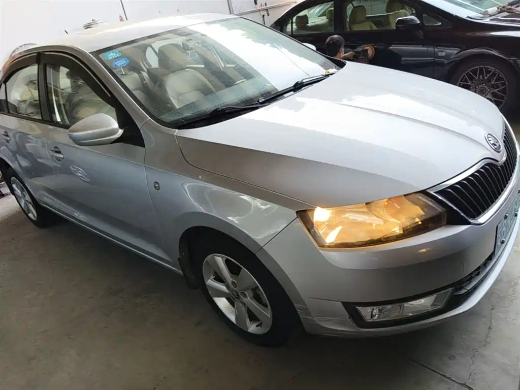 Škoda Rapid 2013 1.6L Automatic Smart Selection фото 4