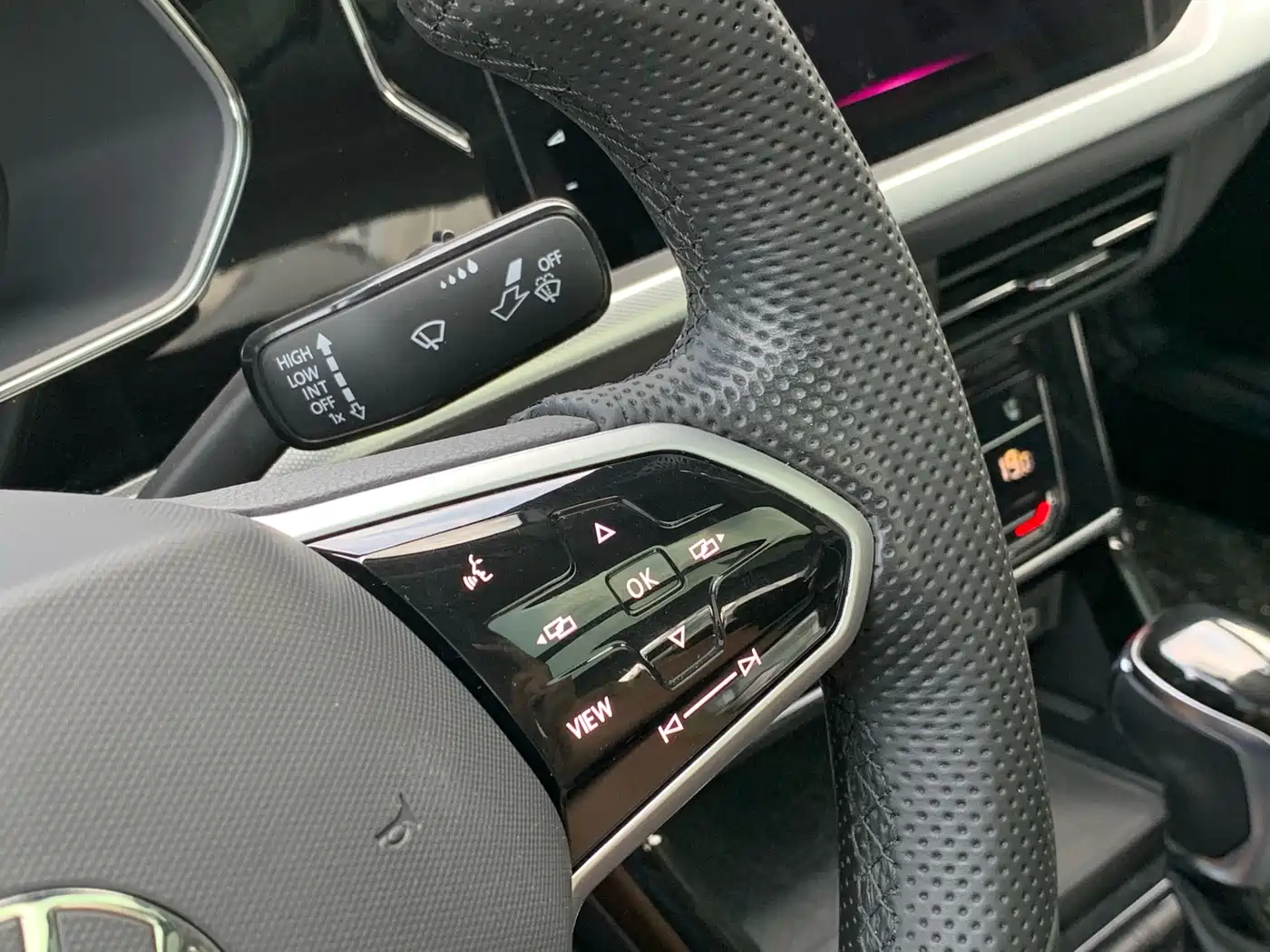 Volkswagen Passat 2023 330TSI Starlight Luxury Edition фото 24