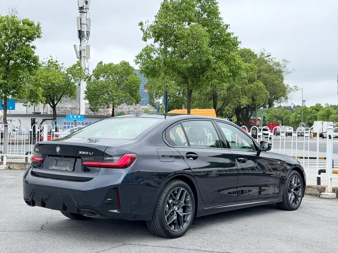 BMW 3 Series 2025 330Li M Sport Night Edition фото 13