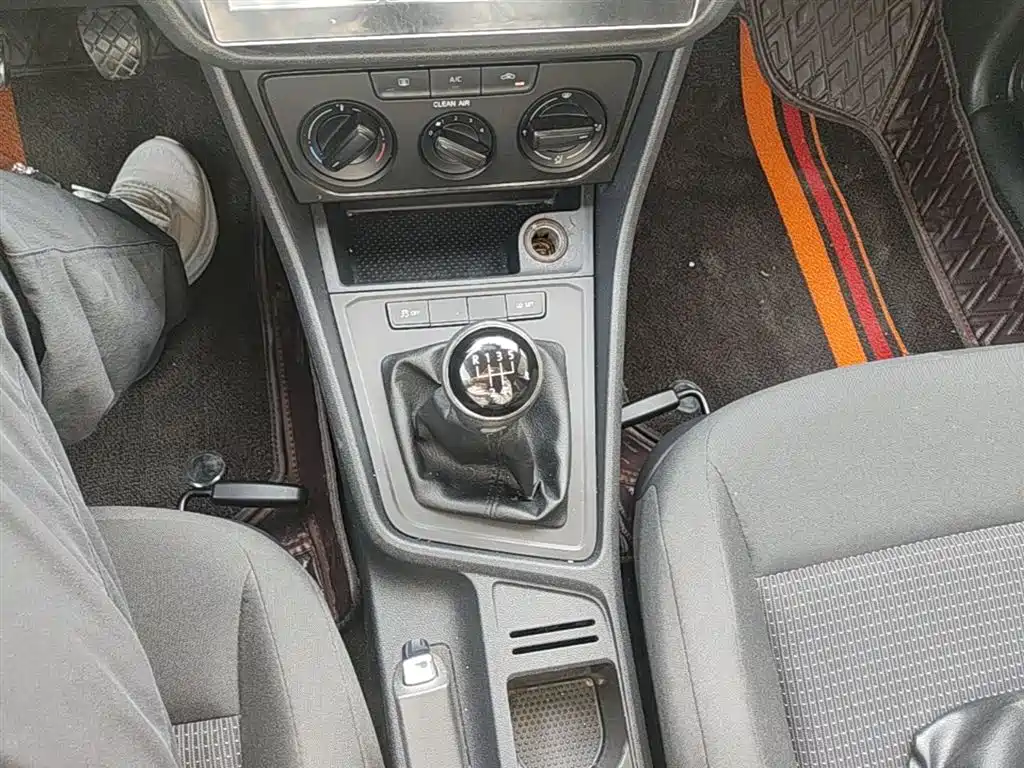 Volkswagen Lavida 2017 1.6L Manual Trend Edition фото 14