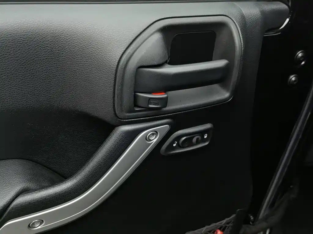 Photo 9 - Jeep Wrangler